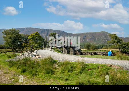 Menschen Wanderer Touristen gehen über die Chinese Bridge in der Nähe von Derwentwater im Sommer Lake District National Park Cumbria England Großbritannien GB GRE Stockfoto