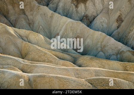Siltstone Badlands der Furnace Creek Formation unterhalb des Zabriskie Point im Death Valley National Park, Kalifornien. Stockfoto