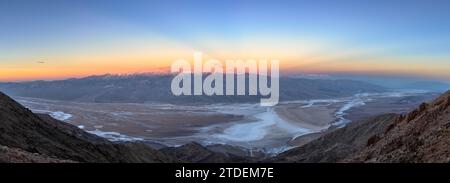 Panoramablick von Dantes Blick über das Badwater Basin zu den Panamint Mountains; Death Valley National Park, Kalifornien. Stockfoto