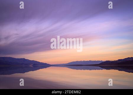 Lake Manly taucht im Badwater Basin nach den Überschwemmungen im Death Valley National Park im August 2022 wieder auf. Stockfoto