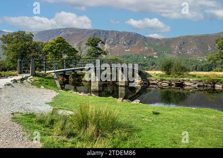 Chinese Bridge in der Nähe von Derwentwater im Sommer Lake District National Park Cumbria England Großbritannien Großbritannien Großbritannien Großbritannien Großbritannien Großbritannien Großbritannien Stockfoto