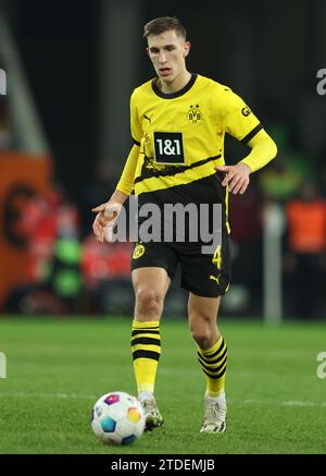 Nico Schlotterbeck von Borussia Dortmund FC Augsburg - Borussia Dortmund Fussball 1 . Bundesliga Saison 2023 / 2024 © diebilderwelt / Alamy Stock Stockfoto