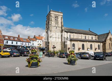 St Michael's Kirche und Autos parken auf dem Summer Market Place Malton North Yorkshire England Großbritannien Großbritannien Großbritannien Großbritannien Großbritannien Großbritannien Großbritannien Großbritannien Großbritannien Großbritannien Großbritannien Großbritannien Großbritannien und Nordirland Stockfoto