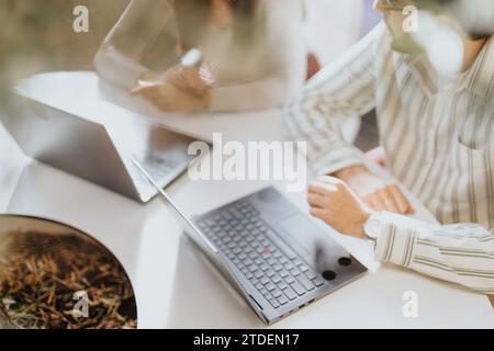 Multirassisches Team arbeitet im Büro zusammen und diskutiert Projektdetails und Marktanalysen für die Expansion des Unternehmens. Nahaufnahme des Fotos. Stockfoto