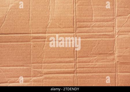 Textur und Hintergrund aus zerknittertem und gefaltetem Papppapier Stockfoto