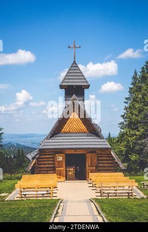 Vorderansicht der hölzernen Kapelle unserer Lieben Frau vom Rosenkranz auf dem Gubalowka Hügel in Zakopane Stockfoto