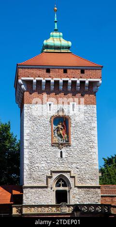 Der gotische Turm des Florian-Tores in der Stadtmauer der Krakauer Altstadt in Polen Stockfoto