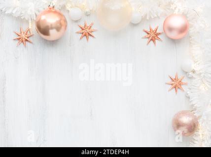 Weihnachten und Neujahr Hintergrund mit Weihnachtsdekoration. Girlande, Lametta, weihnachtskugeln und Sterne auf altem hölzernen schäbigen Hintergrund mit leerem Spa Stockfoto