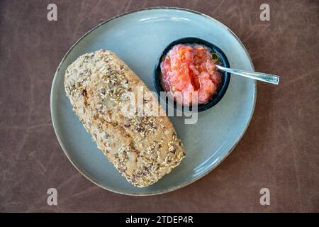 Blick aus der Vogelperspektive auf einen Teller traditionellen spanischen Toast mit geriebener Tomate zum Frühstück Stockfoto