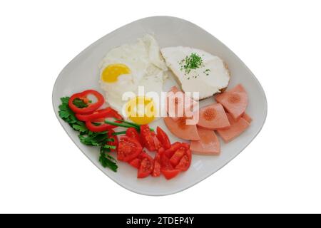 Eier mit Weichkäse, Tomaten und Bratwurst auf einem Teller isoliert auf weißem Hintergrund. Hausgemachtes Frühstück. Stockfoto