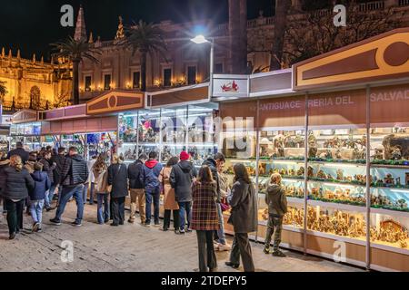 Sevilla, Spanien - 16. Dezember 2023: Weihnachtsmärkte rund um die Kathedrale von Sevilla zu weihnachten mit Menschenmassen, die typische Einkaufsmöglichkeiten machen. Ln Stockfoto