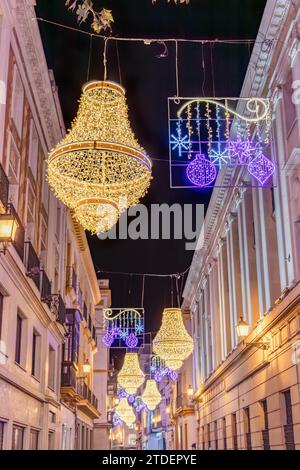 Weihnachtsbeleuchtung Dekoration in der Sierpes Straße in Form eines goldenen Empire Stil Kristall Kandelabers, im Zentrum von Sevilla, Andalusien, Spai Stockfoto