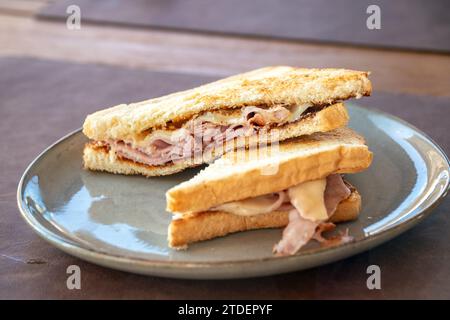 Ein Nahbild eines gegrillten Schinken-Käse-Toastie-Sandwiches auf einem Teller. Stockfoto