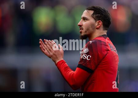 Mailand, Italien. 17. Dezember 2023. Ismael Bennacer vom AC Mailand gibt am Ende des Fußballspiels der Serie A zwischen AC Mailand und AC Monza Gesten aus. Quelle: Nicolò Campo/Alamy Live News Stockfoto