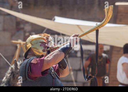 Merida, Spanien - 4. Juni 2023: Römischer Kriegstrompeter. Emerita Ludica Festival 2023, Merida, Spanien Stockfoto