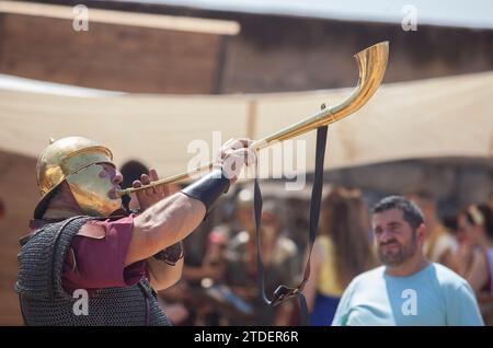 Merida, Spanien - 4. Juni 2023: Römischer Kriegstrompeter. Emerita Ludica Festival 2023, Merida, Spanien Stockfoto