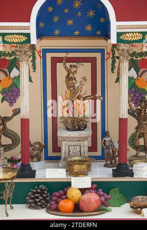 Merida, Spanien - 9. Oktober 2021: Kleiner römischer Altar mit Opfergaben. Emerita Ludica Festival 2021, Merida, Spanien Stockfoto