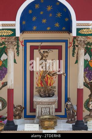 Merida, Spanien - 9. Oktober 2021: Kleiner römischer Altar mit Opfergaben. Emerita Ludica Festival 2021, Merida, Spanien Stockfoto