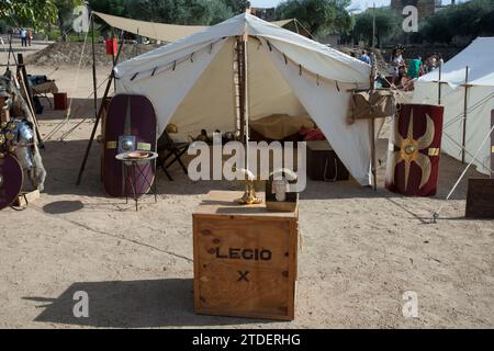 Merida, Spanien - 9. Oktober 2021: Zeltlager der römischen Legio X Equestris. Emerita Ludica Festival 2021, Merida, Spanien Stockfoto