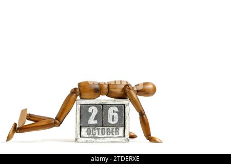 26. Oktober, Holzkalender mit Schaufensterpuppe auf weißem Hintergrund. Kalenderdatum Stockfoto