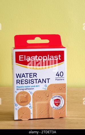 Packung mit wasserbeständigen Elastoplast-Pflastern oder Bandhilfsmitteln, UK Stockfoto