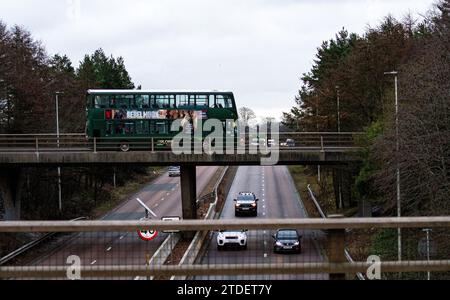 Dundee, Tayside, Schottland, Großbritannien. Dezember 2023. Dundee erlebt milde Temperaturen mit bewölktem Himmel, häufigen Regenschauern und Höhen von 12 °C. Montag Morgen Verkehr auf Dundees Major Kingsway West Dual Case. Quelle: Dundee Photographics/Alamy Live News Stockfoto