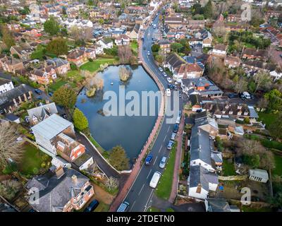 Aus der Vogelperspektive des Teichs im Zentrum des Dorfes Lindfield im Westen von sussex Stockfoto