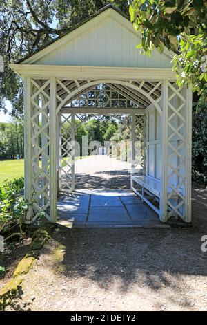 Ein weißer Pavillon auf der Terrasse der Trengwainton Gardens Cornwall, England, Großbritannien, ein Ort für friedliche Besinnung. Stockfoto