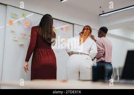 Kollegen arbeiten zusammen und entwickeln Ideen in einem Unternehmensbüro, während sie an einem neuen Projekt für Gewinn und Geschäftswachstum arbeiten. Stockfoto