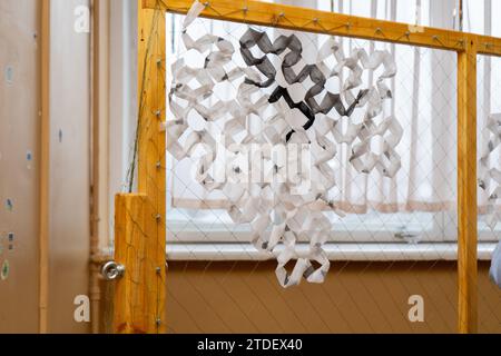 Handgewebtes Tarnnetz. Weben von Winternetzen aus Agrofaser. Verrechnung Stockfoto