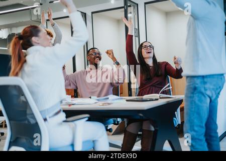 Gruppe von Geschäftsleuten, die erfolgreich die Zusammenarbeit beendet haben. Wir geben einander High 5. Stockfoto