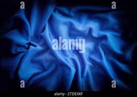 Ein zerknitterter blauer Stoffhintergrund. Nahaufnahme. Stockfoto
