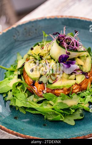 Nahaufnahme eines frisch zubereiteten Lachs- und Avocado-Tatar-Vorspeisengerichts in einem Restaurant. Stockfoto