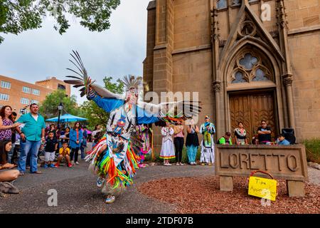 Indische Marktteilnehmer in Santa Fe treten in der Innenstadt von Santa Fe, New Mexico, USA und Nordamerika auf Stockfoto