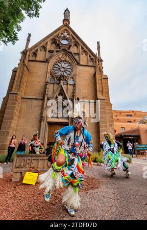 Indische Marktteilnehmer in Santa Fe treten in der Innenstadt von Santa Fe, New Mexico, USA und Nordamerika auf Stockfoto