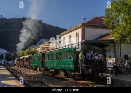 Besucher mit einer Dampfeisenbahn zu den Weinbergen und Weingütern von Port im Douro Valley in Pinhao, Porto, Portugal, Europa Stockfoto