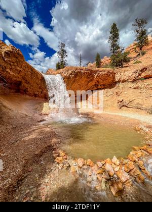 Ein Wasserfall, der durch den Mossy Cave Trail im Bryce Canyon National Park, Utah, USA, Nordamerika verläuft Stockfoto