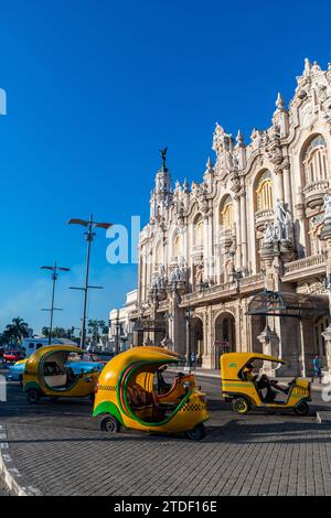 Coco Taxis vor dem Theater von Havanna, Kuba, Westindien, Mittelamerika Stockfoto