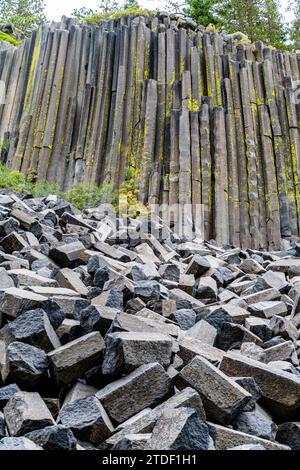 Felsformation von Säulenbasalt, Devils Postpile National Monument, Mammoth Mountain, Kalifornien, Vereinigte Staaten von Amerika, Nordamerika Stockfoto