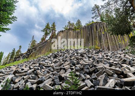 Felsformation von Säulenbasalt, Devils Postpile National Monument, Mammoth Mountain, Kalifornien, Vereinigte Staaten von Amerika, Nordamerika Stockfoto