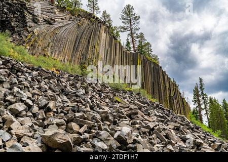 Felsformation von Säulenbasalt, Devils Postpile National Monument, Mammoth Mountain, Kalifornien, Vereinigte Staaten von Amerika, Nordamerika Stockfoto