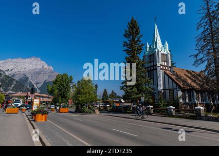 Die Stadt Banff mit dem Cascade Mountain im Hintergrund, Alberta, Rocky Mountains, Kanada, Nordamerika Stockfoto