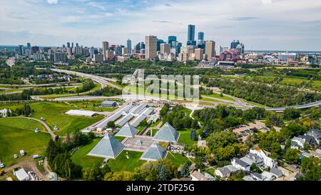 Luftaufnahme des Muttart Conservatory mit der Skyline von Edmonton, Alberta, Kanada, Nordamerika Stockfoto