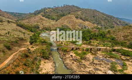Aus der Luft einer alten Eisenbahnbrücke über den Cuvo River (Rio Keve), nahe dem Zusammenfluss mit dem Toeota River, Six Arches Bridge, Conda, Kumbira Forest Reserve Stockfoto