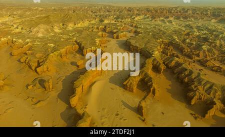 Luftaufnahme einer Sandsteinschlucht, Namibe (Namib) Wüste, Iona Nationalpark, Namibe, Angola, Afrika Stockfoto