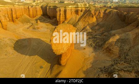 Luftaufnahme einer Sandsteinschlucht, Namibe (Namib) Wüste, Iona Nationalpark, Namibe, Angola, Afrika Stockfoto