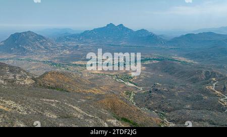 Aus der Vogelperspektive der Berge des Gebirgspasses Serra da Leba, Angola, Afrika Stockfoto