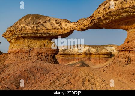 Sandsteinbogen, Namibe (Namib) Wüste, Iona Nationalpark, Namibe, Angola, Afrika Stockfoto