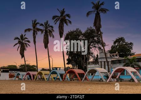 Blaue Stunde über dem Strand mit kolonialem Betonstrand in der Stadt Namibe, Angola, Afrika Stockfoto