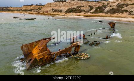 Männer demontieren ein Boot am Schiffswrack-Strand, der Bucht von Santiago, Luanda, Angola, Afrika Stockfoto